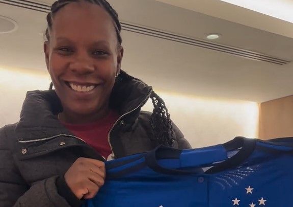 Cotada no Cruzeiro em 2023, Formiga ganha camisa de Ronaldo