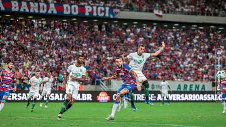 Fortaleza bateu o América na noite deste domingo (8), 3 a 2, de virada