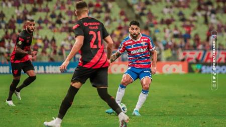 Fortaleza e Athletico em campo no péssimo gramado da Arena Castelão