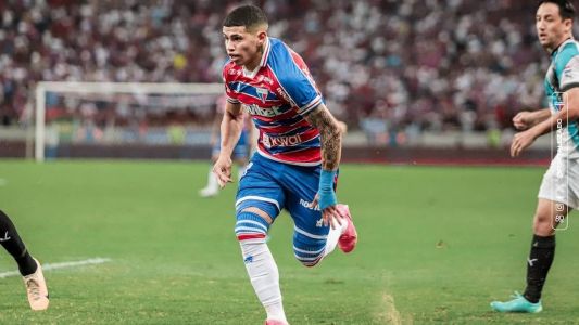 Fortaleza em ação contra o Libertad, na terça; gramado do Castelão foi detonado por Conmebol