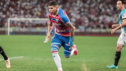 Fortaleza em ação contra o Libertad, na terça; gramado do Castelão foi detonado por Conmebol