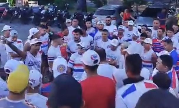 Torcedores do Fortaleza fazem protesto e se reúnem com jogadores, Vojvoda e diretoria