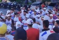 Torcedores do Fortaleza fazem protesto e se reúnem com jogadores, Vojvoda e diretoria