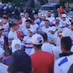 Torcedores do Fortaleza fazem protesto e se reúnem com jogadores, Vojvoda e diretoria