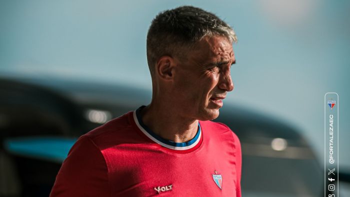 Juan Pablo Vojvoda, técnico do Fortaleza, durante embarque para os EUA