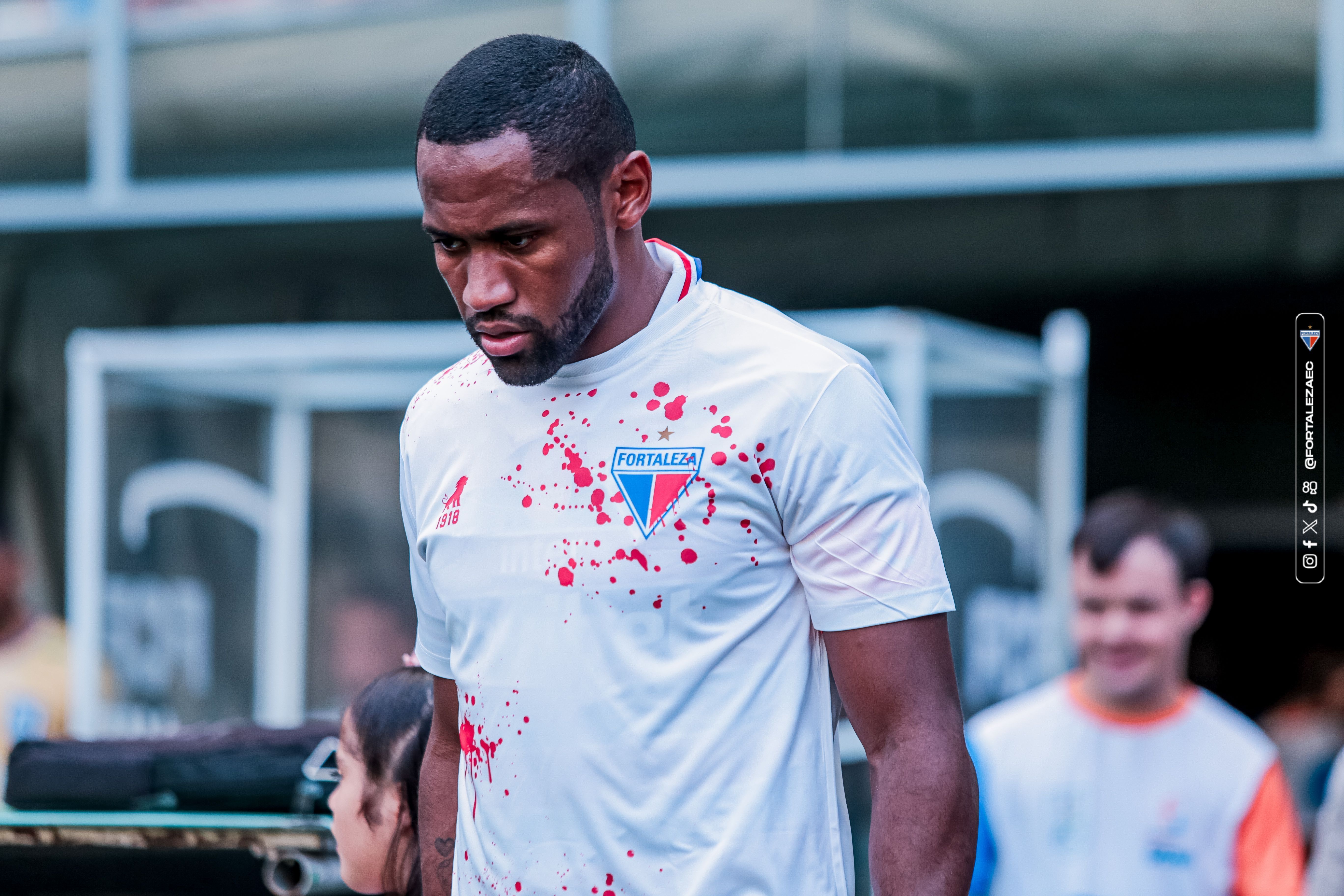 Fortaleza usa camisa com marcas de sangue para cobrar justiça após atentado