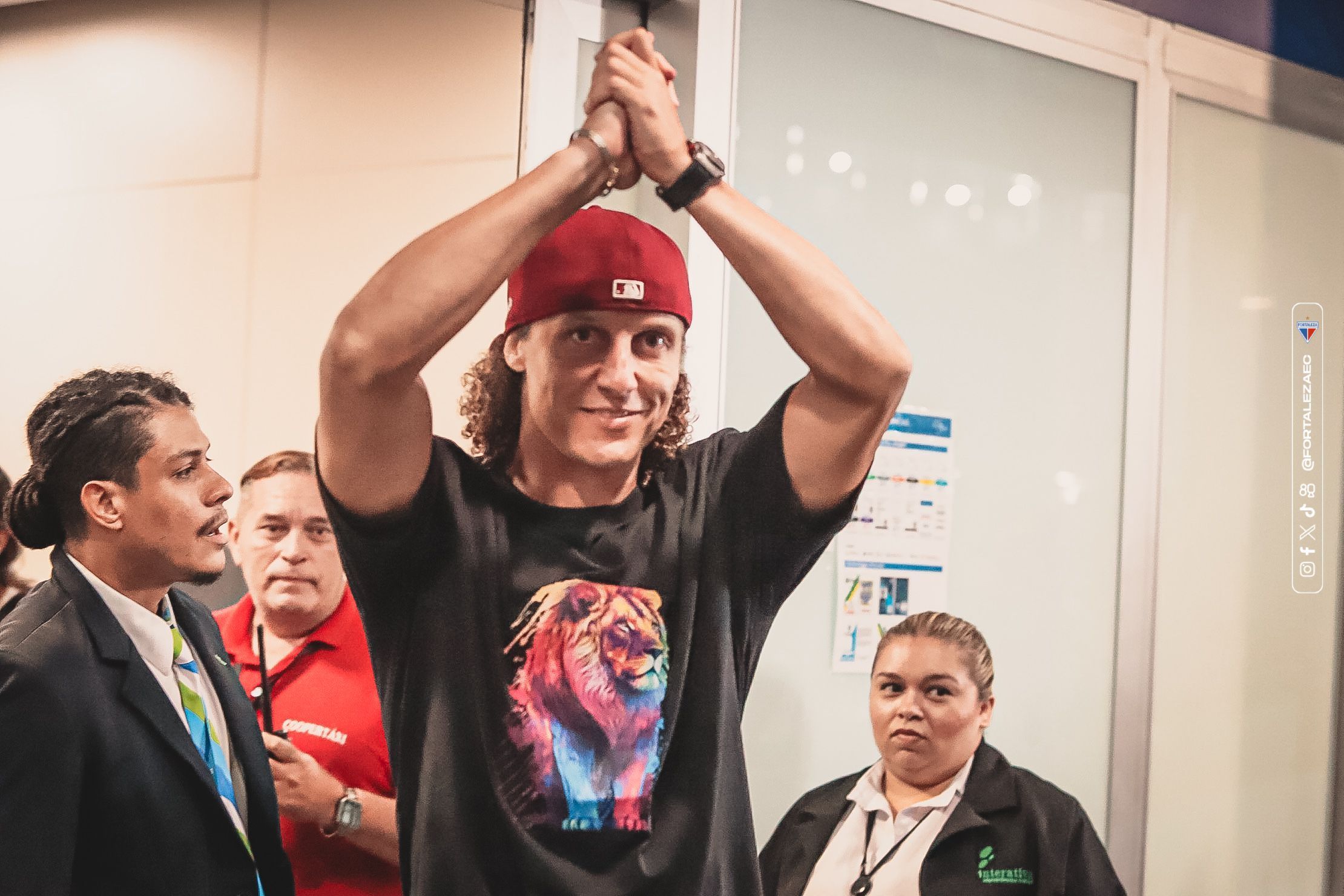 'Emocionado', David Luiz desembarca em Fortaleza com festa da torcida; veja