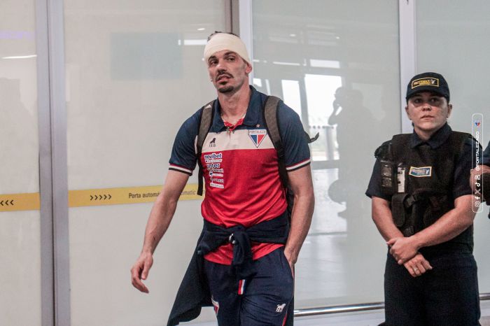 Goleiro João Ricardo chega no Aeroporto de Fortaleza ferido Goleiro João Ricardo chega no Aeroporto de Fortaleza ferido