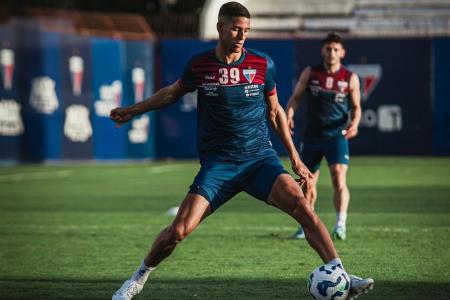 Gustavo Mancha, zagueiro do Fortaleza, durante treino desta terça-feira (20)