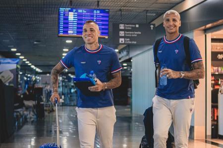 Breno Lopes e Deyverson, atacante do Fortaleza durante embarque para a Argentina