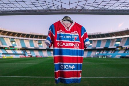 Camisa do Fortaleza pendurada na rede do El Cilindro, palco do jogo desta quinta-feira (29)
