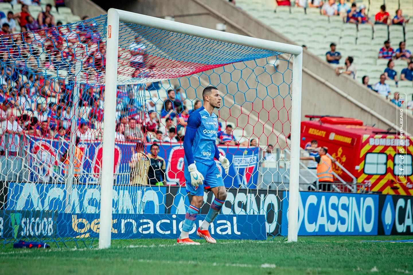 Goleiro estreia no profissional do Fortaleza e recebe elogios do ídolo Rogério Ceni