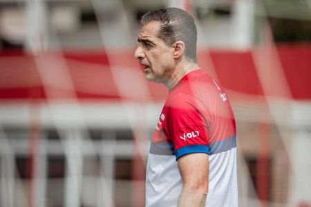 Técnico Renato Paiva durante treino do Fortaleza