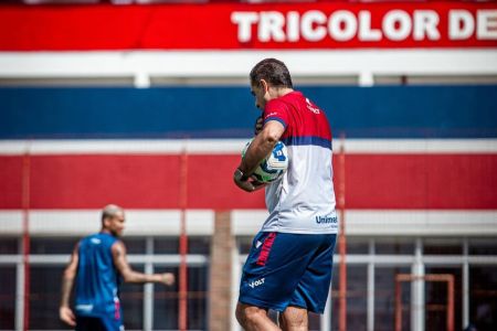 Técnico Renato Paiva durante treino do Fortaleza