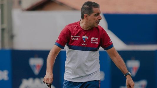 Técnico Renato Paiva durante treino do Fortaleza nesta sexta-feira (15)