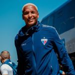Torcida do Fortaleza protesta no aeroporto e dispara contra Marcelo Paz e Deyverson