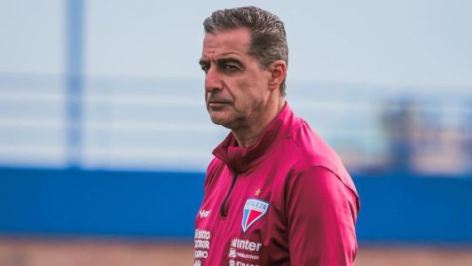 Técnico Renato Paiva durante treino do Fortaleza em Buenos Aires
