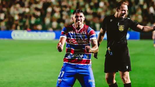 Adam Bareiro comemora gol do Fortaleza sobre o Juventude, em jogo do Campeonato Brasileiro