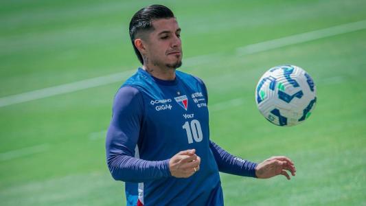 Meia Yeison Guzmán durante treino do Fortaleza