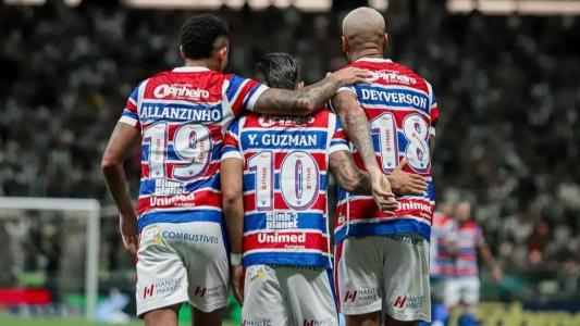 Allanzinho, Yeison Guzmán e Deyverson durante partida entre Fortaleza e Atlético