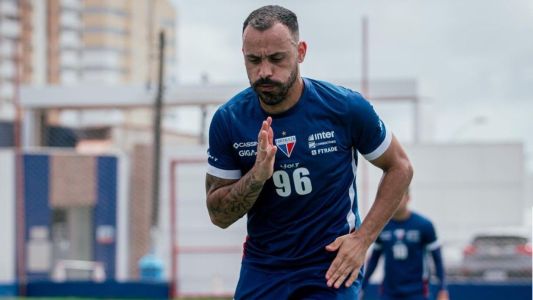 Atacante Moisés durante treino do Fortaleza