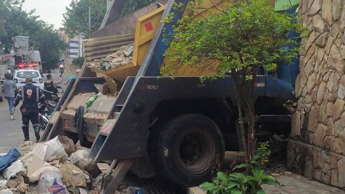 Motorista morre após caminhão bater em muro e invadir casa no bairro Floramar, em BH