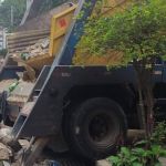 Motorista morre após caminhão bater em muro e invadir casa no bairro Floramar, em BH