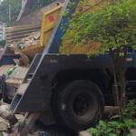 Motorista morre após caminhão bater em muro e invadir casa no bairro Floramar, em BH