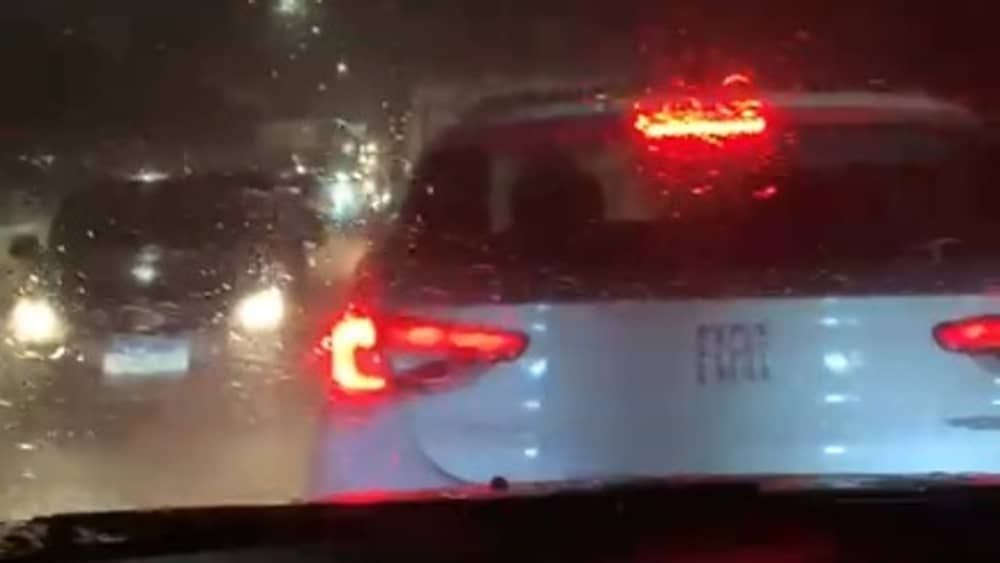 Vídeo: fortes chuvas deixam carros ilhados em ruas de Contagem