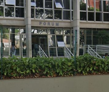 Foto mostra fachada do Fórum de Betim