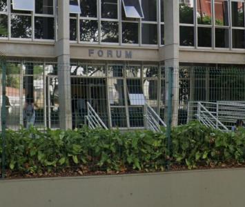 Foto mostra fachada do Fórum de Betim