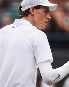 Sinner vence e avança à semifinal de Wimbledon
