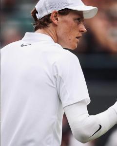 Sinner vence e avança à semifinal de Wimbledon