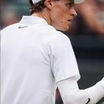 Sinner supera dores, vence e avança à semifinal de Wimbledon