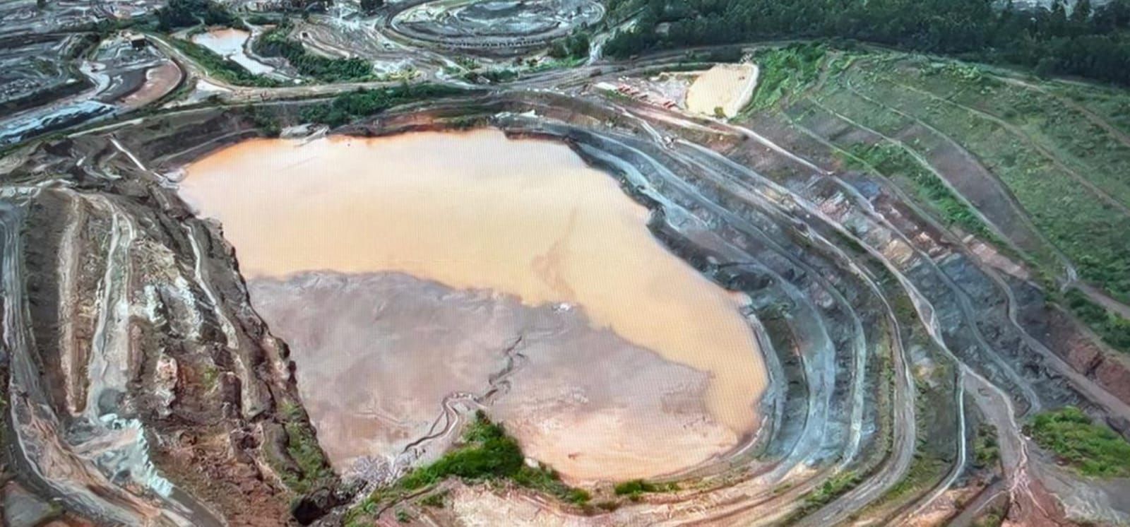 Veja imagens do rompimento de estrutura da Vale em Minas neste domingo (25)