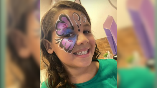 Polícia vai notificar TikTok após criança morrer em desafio do desodorante | CNN Brasil