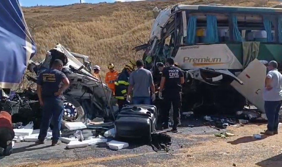 Batida de frente entre carreta e ônibus: BR-116 tem mais de 4 horas de interdição total