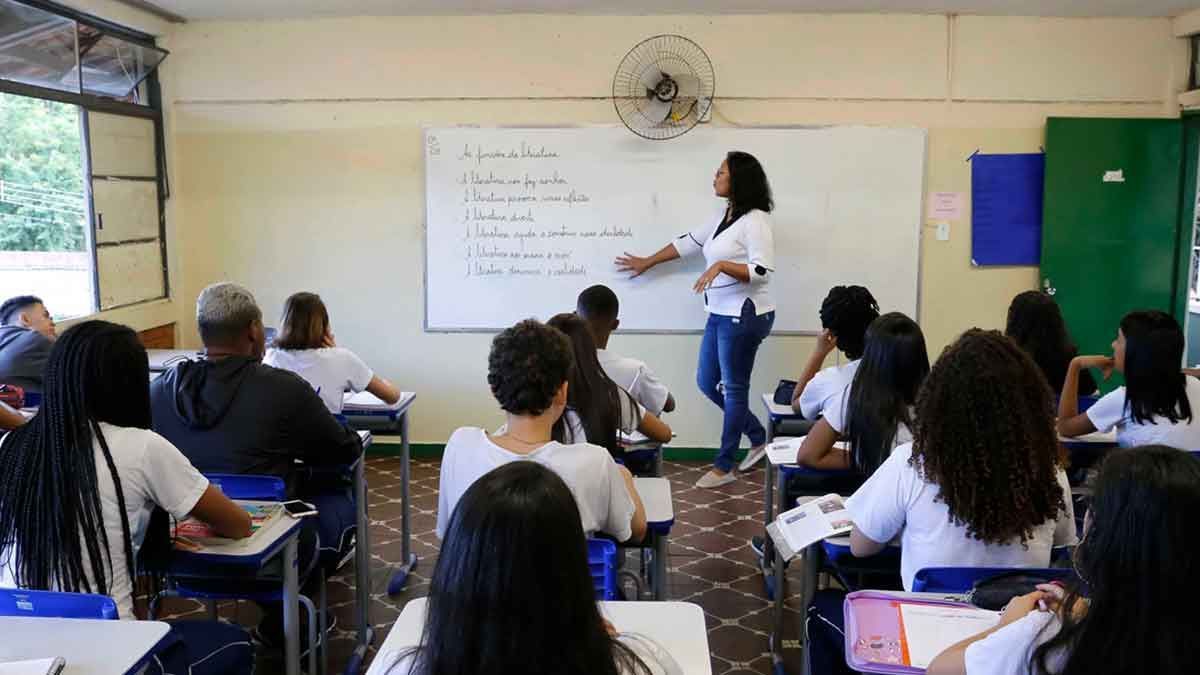 Confederação de Municípios critica o MEC e diz que piso de professores ‘não tem amparo legal’