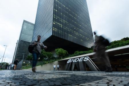imagem com o prédio e logo do BNDES