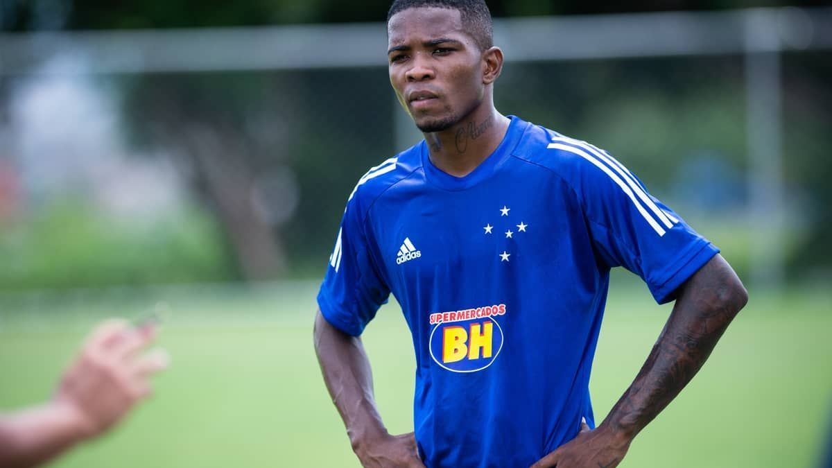 Zagueiro Cacá foi sondado por Cruzeiro e Athletico PR, mas negociações não evoluíram