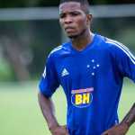Zagueiro Cacá foi sondado por Cruzeiro e Athletico PR, mas negociações não evoluíram