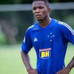 Zagueiro Cacá foi sondado por Cruzeiro e Athletico PR, mas negociações não evoluíram