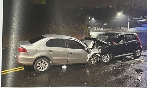 Foto da perícia mostra carros após batida de frente na Serra do Bandeirantes