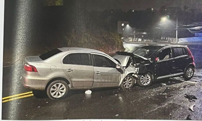 Foto da perícia mostra carros após batida de frente na Serra do Bandeirantes 