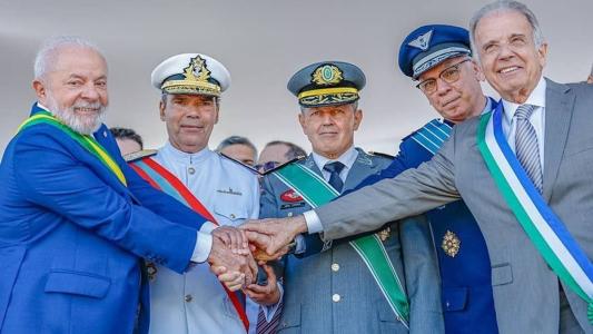 Foto de Lula e comandantes militares provoca polêmica entre bolsonaristas.