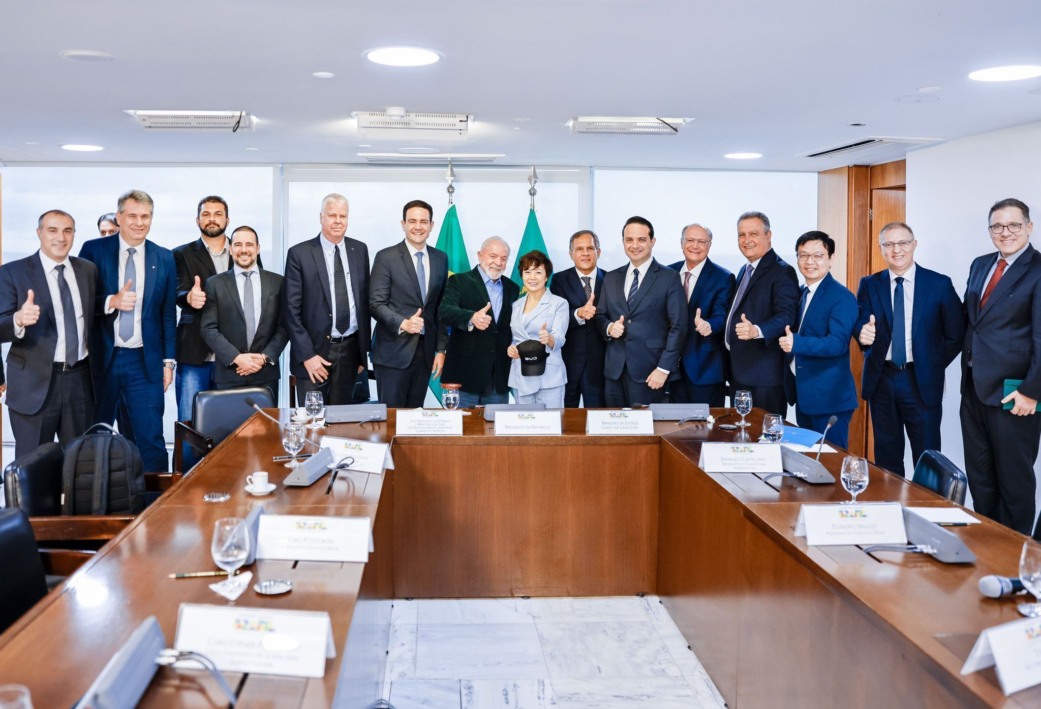 Lula se reúne com setor automotivo e de combustíveis