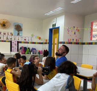 Professor Paulo rindo com alunos