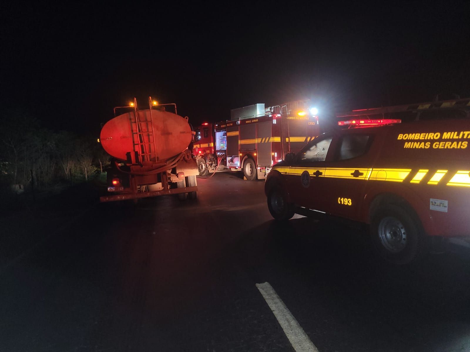 Carreta carregada de areia pega fogo e interdita a BR-251 em Francisco Sá, no Norte de Minas
