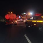 Carreta carregada de areia pega fogo e interdita a BR-251 em Francisco Sá, no Norte de Minas
