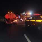 Carreta carregada de areia pega fogo e interdita a BR-251 em Francisco Sá, no Norte de Minas
